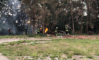 Eine trockene Fläche an der Vogteistraße ist in Brand geraten. - Feuerwehr Löhne