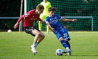 Onur Yazman (r.) und Arminias U17-Junioren hielten gegen Tabellenführer Hannover 96 lange mit. - Andreas Zobe Onur Yazman (r.) und Arminias U17-Junioren hielten gegen Tabellenführer Hannover 96 lange mit. - Andreas Zobe