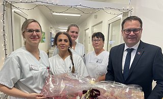 Im Krankenhaus nimmt das diensthabende Pflege-Team mit Katharina Ens (v.l.), Sitti Günay, Joanna Kahre und Heike Göhner das Stadtoberhaupt in Empfang. - Elke Niedringhaus-Haasper