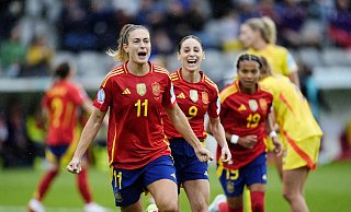 Die zweimalige Weltfußballerin Alexia Putellas (l) bejubelt ihr Tor zum 1:0. - Nick Potts/PA Wire/dpa