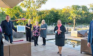 Zum fünften Mal hat die Mittelstands- und Wirtschaftsunion Bad Lippspringe den "Arminius-Preis" vergeben. Vorsitzender Raphael Schäfers (v. l.), Laudator Markus Böhner, die Preisträgerinnen Simone, Magdalena und Nicole Rummeny, NRW-Umweltministerin Ursula Heinen Esser sowie Ulrich Lange, Vorsitzender der Mittelstands- und Wirtschaftsunion im Kreis Paderborn. - Klaus Karenfeld
