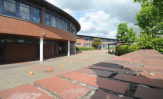 Eine der beiden Varianten sieht einen Anbau auf der Ostseite der Rahdener Sekundarschule vor. Dafür müsste auch der Fahrrad-Unterstand weichen. Darüber soll am Donnrstag in der Ratssitzung abgestimmt werden. Die Liberalen wünschen sich eine kostengünstige Lösung zunächst ohne Aula. - Joern Spreen-Ledebur