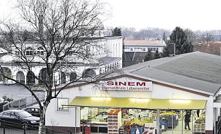 Ein Sinnbild für türkisches Leben in Brackwede: Im Jahr 2008 entstand dieses Foto der Vatan-Moschee (im Hintergrund) und eines türkischen Lebensmittelgeschäftes (im Vordergrund). - Christian Weische