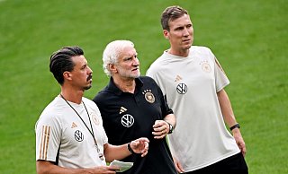 Rudi Völler (M), Sandro Wagner (l) und Hannes Wolf werden das DFB-Team gegen Frankreich betreuen. - Federico Gambarini/dpa