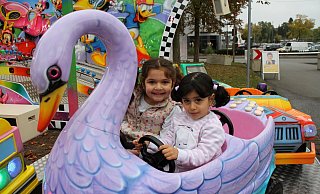 Eine erste Runde im Karussell: Dilara (5) und Mira (3) warten darauf, dass es auf dem Warburger Rummel jetzt endlich losgeht. - Dieter Scholz