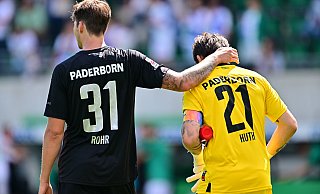 SCP-Akteur Maximilian Rohr tröstet nach der herben 0:5-Pleite in Fürth seinen Torwart Jannik Huth. - Imago Images/Sportfoto Zink