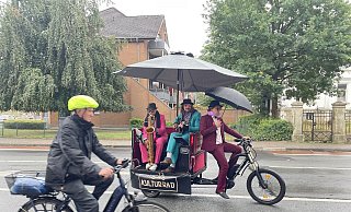 Musik auf dem Rad: Das "Kulturrad" lieferte mobile Dixiland-Klänge. - Natalie Gottwald