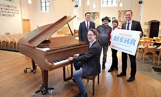 Pfarrer Bodo Ries spielt noch auf dem geliehenen Flügel. Christian Lampart, Mathias Polster, Gerda-Marie Kleine und Michael Kolm freuen sich mit ihm auf ein eigenes Instrument für die Petri-Kirche. - Frank-Michael Kiel-Steinkamp