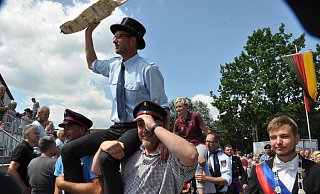 Große Freude: Die Schützenkameraden lassen Königin Carmen und König Stefan Fingerhut hochleben. - Brigitta Wieskotten