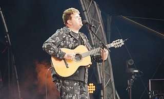 Isaak Guderian auf der Bühne im Eurovision Village in Malmö. - Jemima Wittig