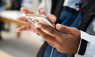 Die Kamera-App startet bislang oft unbeabsichtigt durch einen Wisch nach links: Künftig kann diese Funktion in den Einstellungen abgeschaltet werden. - Katharina Kausche/dpa/dpa-tmn