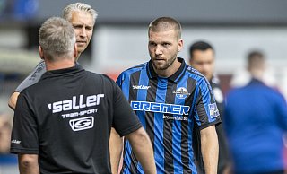 Robert Leipertz musste gegen Hannover schon nach zehn Minuten verletzt raus und wird hier von Cheftrainer Lukas Kwasniok bei seiner Auswechslung in Empfang genommen. - picture alliance/dpa