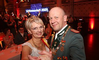 Schützenkönig Sascha Koch und seine Königin Alexandra Röver eröffnen die rauschende Ballnacht. - Reinhard Ebmeyer / PBSV