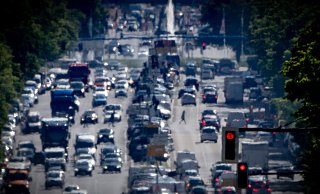 Autos, LKW und Lieferfahrzeuge in der Hauptstadt Berlin. Laut Expertenrat für Klimafragen stehen vor allem die Bereiche Gebäude und Verkehr schlecht da. - Michael Kappeler/dpa