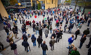 Mit Abstand hatten sich die Demonstranten am Montag vor dem Ishara am Boulevard getroffen. - NW