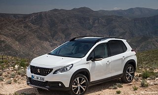 Chic in Szene gesetzt: Doch ein waschechter Offroader ist der Peugeot 2008 nicht, manche verführt er aber mit rustikalem Charme - auf was ist technisch beim Franzosen zu achten? - Tibo/Stellantis/Peugeot/dpa-tmn