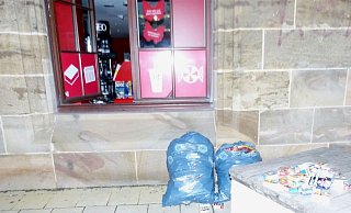 Auf der Flucht ließ der Einbrecher seine Beute am Kiosk vom Mindener Bahnhof zurück. - Polizei Minden-Lübbecke