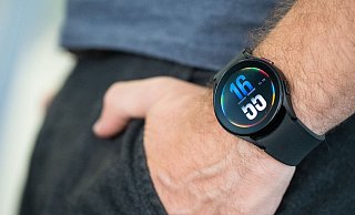 Smartwatch am Handgelenk: Regelmäßige Tragepausen helfen der Haut, sich zu regenerieren. - Franziska Gabbert/dpa-tmn