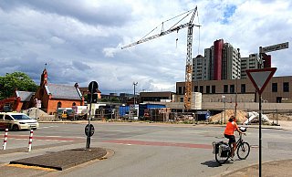 Hier wird die Fahrradstraße von der Teutoburger Straße in die Rohrteichstraße verschwenkt - künftig mit Verkehrsinsel auf der Teutoburger. In den Neubau des Klinikums Mitte (flach, vor der Klinik) fahren aber ab Mitte 2026 Rettungs- und Notarztwagen, für die Klinik ein Problem. - Kurt Ehmke Hier wird die Fahrradstraße von der Teutoburger Straße in die Rohrteichstraße verschwenkt - künftig mit Verkehrsinsel auf der Teutoburger. In den Neubau des Klinikums Mitte (flach, vor der Klinik) fahren aber ab Mitte 2026 Rettungs- und Notarztwagen, für die Klinik ein Problem. - Kurt Ehmke
