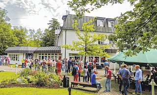 Noch immer gerne besucht: Bildungsveranstaltungen finden weiterhin gerne und oft im Bunten Haus in Sennestadt statt - bei schönem Wetter wird auch die grüne Umgebung von Teilnehmern geschätzt. - Kurt Ehmke