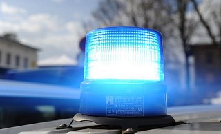 Für die Unfallaufnahme, die Bergung des Lkw und Aufräumarbeiten war die Wellingholzhausener Straße bis Mitternacht im betroffenen Bereich voll gesperrt. - Pictures Alliance