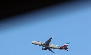 Am Mittwochabend musste ein Eurowings-Flieger kurz nach Abflug wieder zum Hamburg Airport zurückkehren. (Archivbild) - Bodo Marks/dpa