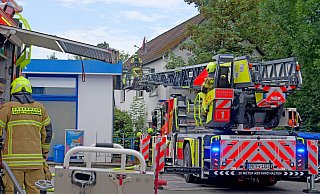 In einem zweigeschosigen Wohnhgebäude zwischen der Aral-Tankstelle an der Borchener Straße und dem Bürgerpark brannte Unrat in einem Zimmer im Obergeschoss. Eine Person wurde von der Feuerwehr gerettet. - Ralph Meyer