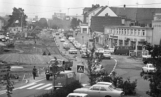 Ausbau auf vier Spuren: Die Mindener Straße im Sommer 1970, rechts das Autohaus Fuhrken, links ist Opel Jäcker, im Hintergrund die Weserhütte. Foto: NW-Archiv - NW-Archiv