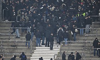 Beim Spiel Frankfurt gegen Stuttgart kam es zwischen der Polizei und Frankfurt-Fans zu Ausschreitungen. - Arne Dedert/dpa