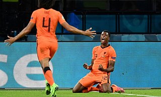 Denzel Dumfries (r) von den Niederlanden feiert das 3:2. - Foto: John Thys/Pool AFP/AP/dpa