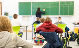 Mit den Leistungen von Schülerinnen und Schülern in Deutschland geht es laut Bildungsstudien bergab. - Philipp von Ditfurth/dpa