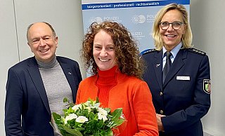 Behördenleiter Christoph Rüther und Polizei-Abteilungsleiterin Margit Picker (r.) begrüßen Anika Kröger, die neue Leiterin der Direktion Kriminalität bei der Kreispolizeibehörde Paderborn. - Polizei Paderborn