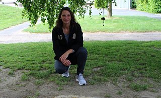 Kita-Leiterin Sabrina Schrodt-Neumann zeigt das neue Boden-Mandala im Kindergarten Vinsebeck. - Kita Vinsebeck