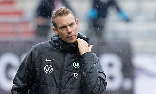 Siegte mit Wolfsburgs Frauen gegen Duisburg: Trainer Tommy Stroot. - Hendrik Schmidt/dpa