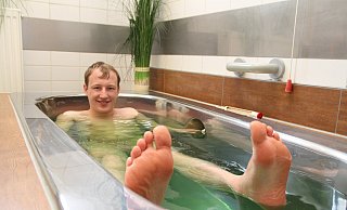 Entspannt: NW-Volontär Franz Purucker genießt den Auftrieb im Solebad. In der Badewanne, die in den Kabinen des Badehauses II steht, prickelt das Salzwasser auf der Haut. - Foto: Nicole Sielermann