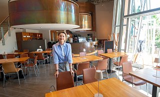 Silke Laffontien im Marta-Café. Sie kehrt damit zum ursprünglichen Namen der Gastronomie zurück, auch die Stühle der Anfangsjahre sind wieder da. - Ralf Bittner