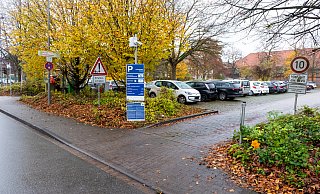 Der Parkplatz an der Hansastrasse ist neuerdings unbeschrankt, aber videoüberwacht. Die Kameras scannen die Kennzeichen und können so nachhalten, wer wie wie lange geparkt hat. - Ralf Bittner