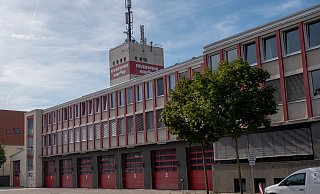 Die Tore sind zu klein für die Fahrzeuge, Platz für Schulungen und Weiterbildung gibt es auch nicht, zudem liegt die Feuerwache Herford im Überschwemmungsgebiet. Also muss eine Neue her, nur wohin? - Ralf Bittner Die Tore sind zu klein für die Fahrzeuge, Platz für Schulungen und Weiterbildung gibt es auch nicht, zudem liegt die Feuerwache Herford im Überschwemmungsgebiet. Also muss eine Neue her, nur wohin? - Ralf Bittner