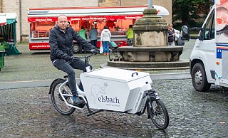 Seit gut drei Jahren nutzt Marc Höhne sein E-Lastenrad für Einkäufe auf dem Wochenmarkt und im Sinem und möchte das Rad nicht mehr missen. - Ralf Bittner