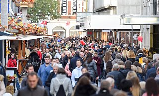 Es ist viel los in der City, wie hier beim verkaufsoffenen Sonntag in der Bahnhofstraße. - Symbolfoto: Christian Weische