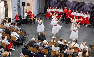 Der Chor Rodnik und die Tänzerinnen der Ballettschule Iris Witte präsentieren seit einigen Jahren bei der Kulturnacht ein gemeinsames Programm im Elsbach-Haus. - Ralf Bittner