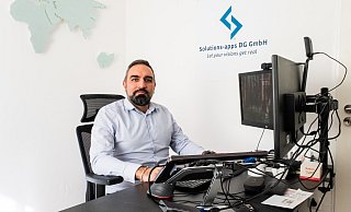 IT-Unternehmer Hamed Rahimi Darehchi hat mit seinem Unternehmen Solutions-Apps gerade neue Büroräume bezogen. Kunden hat er inzwischen in 60 Ländern auf fünf Kontinenten. - Ralf Bittner