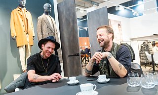 Bugatti-Chef Julius Brinkmann (l.) im Gespräch mit Florian Wortmann, als Chief Brand Officer verantwortlich für die Produktentwicklung der Marke, auf der Düsseldorfer Modemesse. - Ralf Bittner