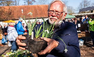 Der Herforder Jan Höft ist Hobby-Gärtner und Schneeglöckchen-Fan. An die 50 verschiedene Sorten wachsen in seinem Garten. Einige davon bietet er an seinem Stand auf Gut Bustedt an. - Ralf Bittner