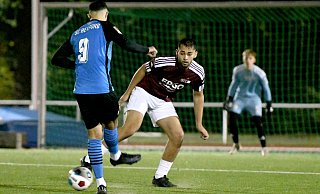 Ausgeguckt: Herfords Hashem Celik (Nummer 9) zirkelt hier den Ball an Löhnes Ziad El Dabh vorbei. - Jürgen Krüger