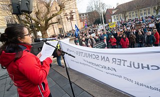 Hunderte Menschen sind am vergangen zur Kundgebung auf den Rathausplatz in Herford gekommen. Wegen eines unangemeldeten Umzugs in Nachklapp der Aktion haben die Veranstalter laut Polizei nun eine Anzeige kassiert. - Ralf Bittner