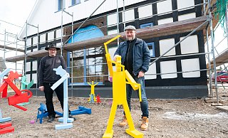 Christoph Schormann vom Atelier für Holzbau (l.) und Holger Kasfeld vom Kirchenkreis vor der Fassade des Neubaus, der an den Vorgängerbau erinnert. Insgesamt entstehen auf dem Gelände des früheren Hofs Dunkelau 20 Wohneinheiten. - Ralf Bittner Christoph Schormann vom Atelier für Holzbau (l.) und Holger Kasfeld vom Kirchenkreis vor der Fassade des Neubaus, der an den Vorgängerbau erinnert. Insgesamt entstehen auf dem Gelände des früheren Hofs Dunkelau 20 Wohneinheiten. - Ralf Bittner