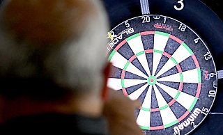 Mit viel Gefühl: Levent Poyraz wirft hier in der Gaststätte Brinker den Dartpfeil auf die Zielscheibe. - Jürgen Krüger