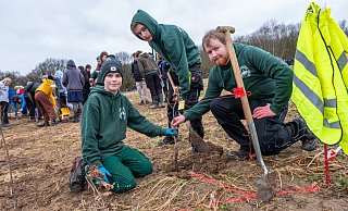 Mitglieder der Waldjugend waren auch beim Pflanzen des Klimawaldes der Olof-Palme-Gesamtschule Anfang des Jahres dabei. - Ralf Bittner