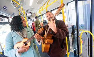 "White Coffe" gehören zu den Musikern, die die Mitfahrenden im "Songliner"-Bus zwischen den Etappen mit Kurzauftritten unterhalten. - Ralf Bittner
